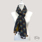 Foulard étalé montrant sa longueur et ses motifs vibrants