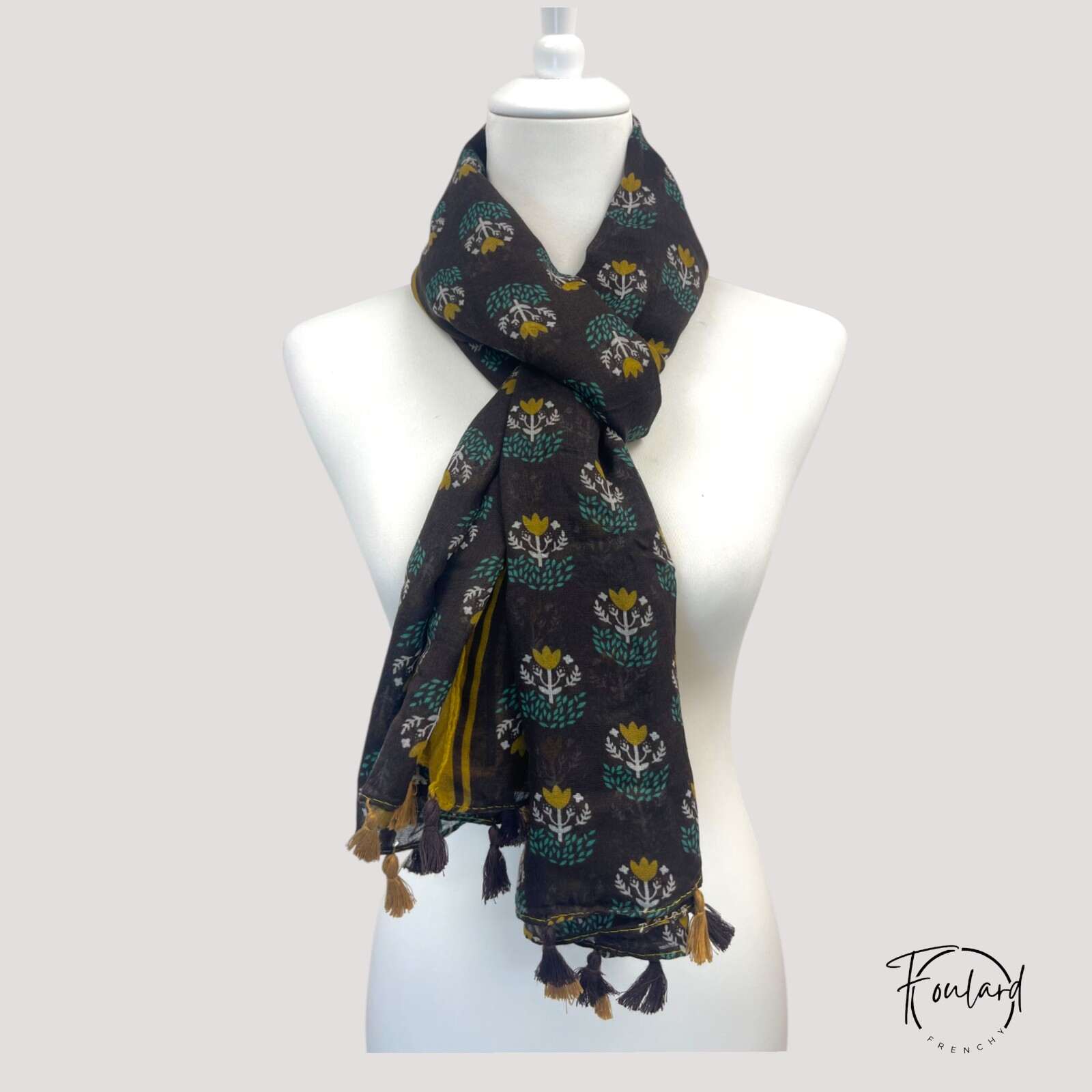 Foulard étalé montrant sa longueur et ses motifs vibrants