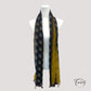 Détail des pompons frangés du foulard bohème noir