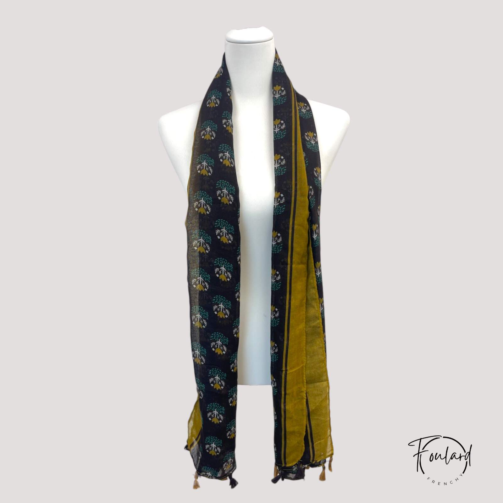 Détail des pompons frangés du foulard bohème noir