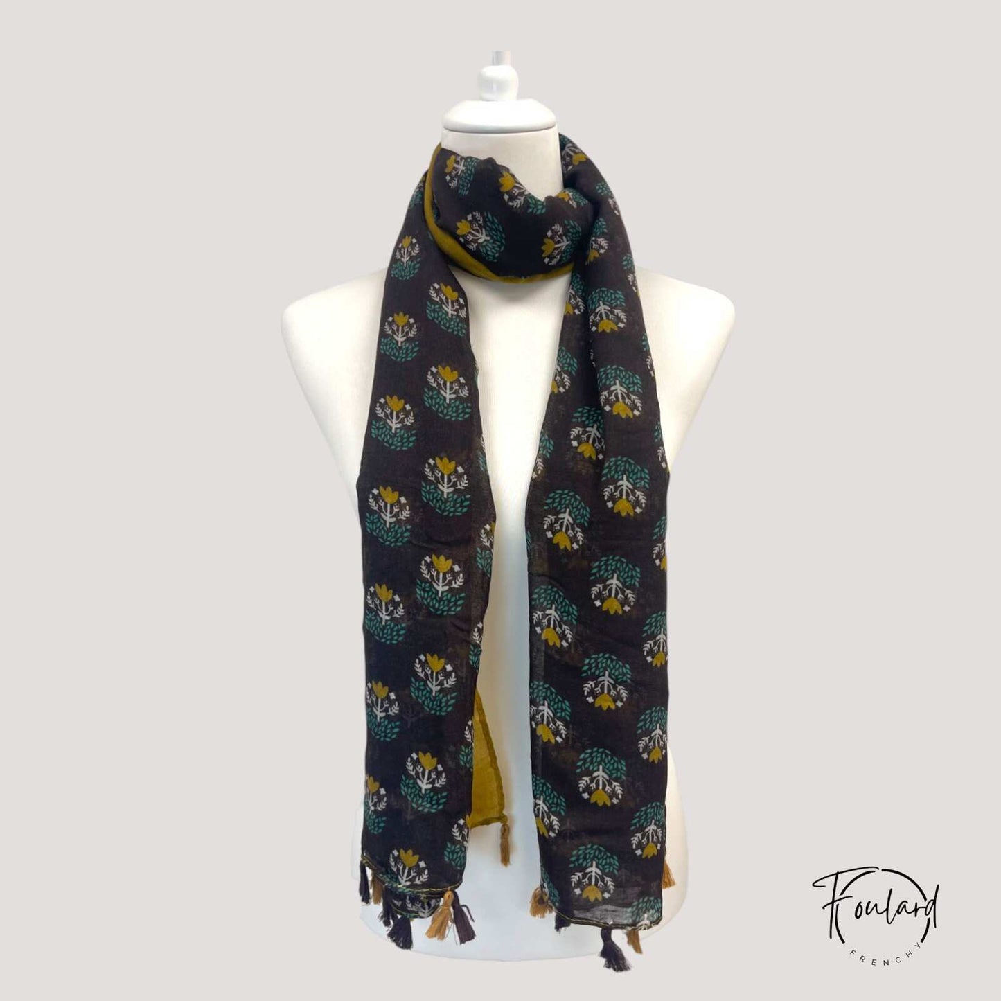 Vue rapprochée du tissage satiné et des motifs colorés