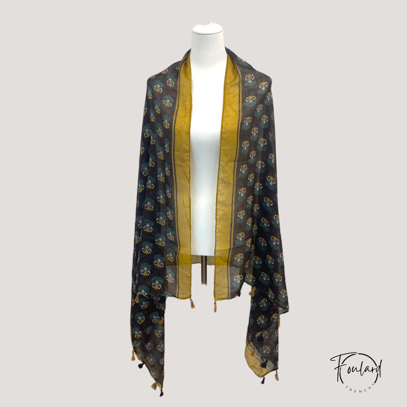 Foulard noir avec imprimés colorés et pompons en frange