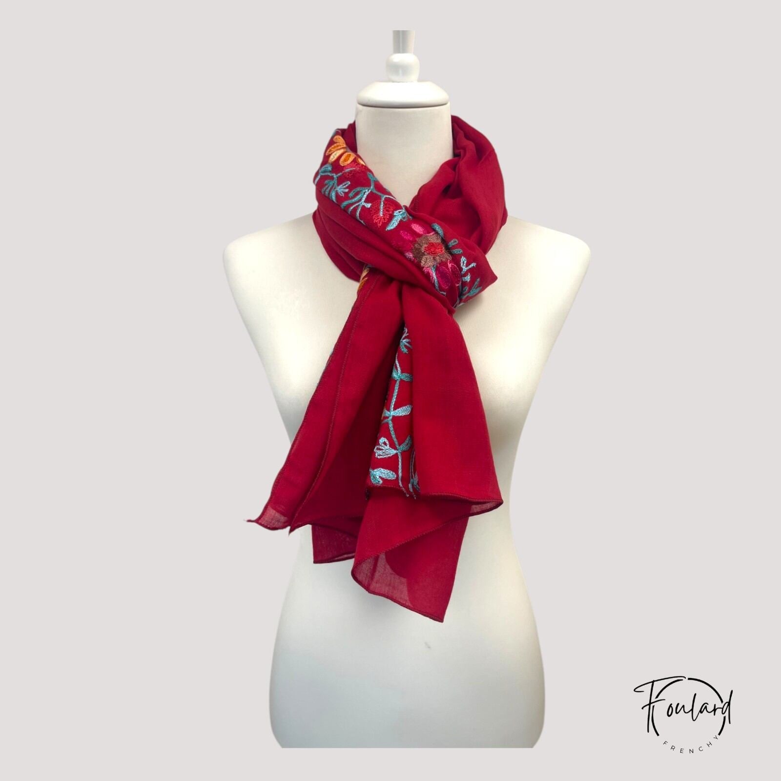 Foulard enroulé, montrant les couleurs vives des broderies