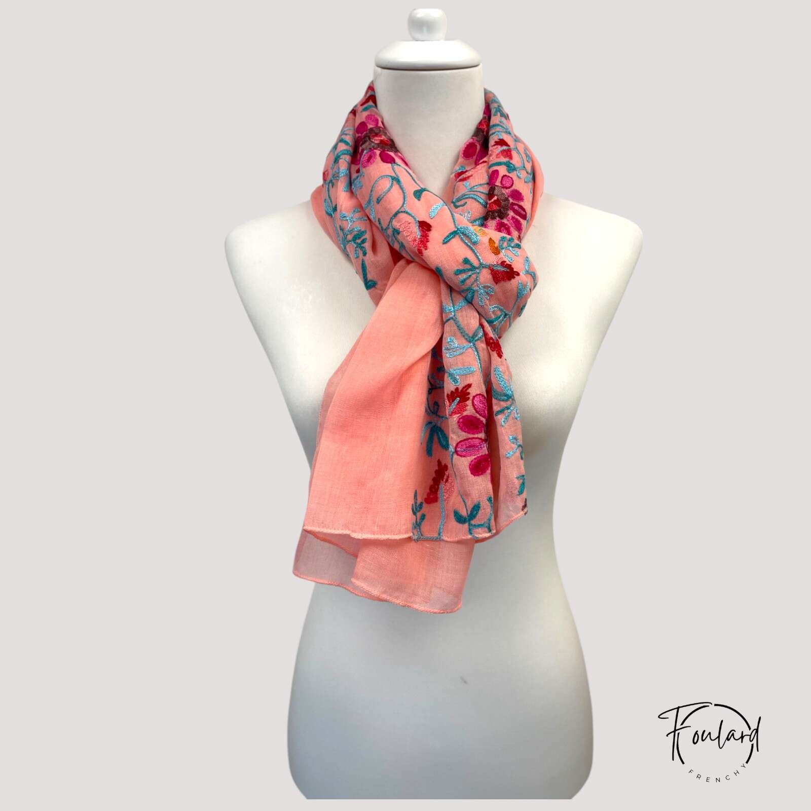 Foulard élégant en tissu fluide avec ourlets fins