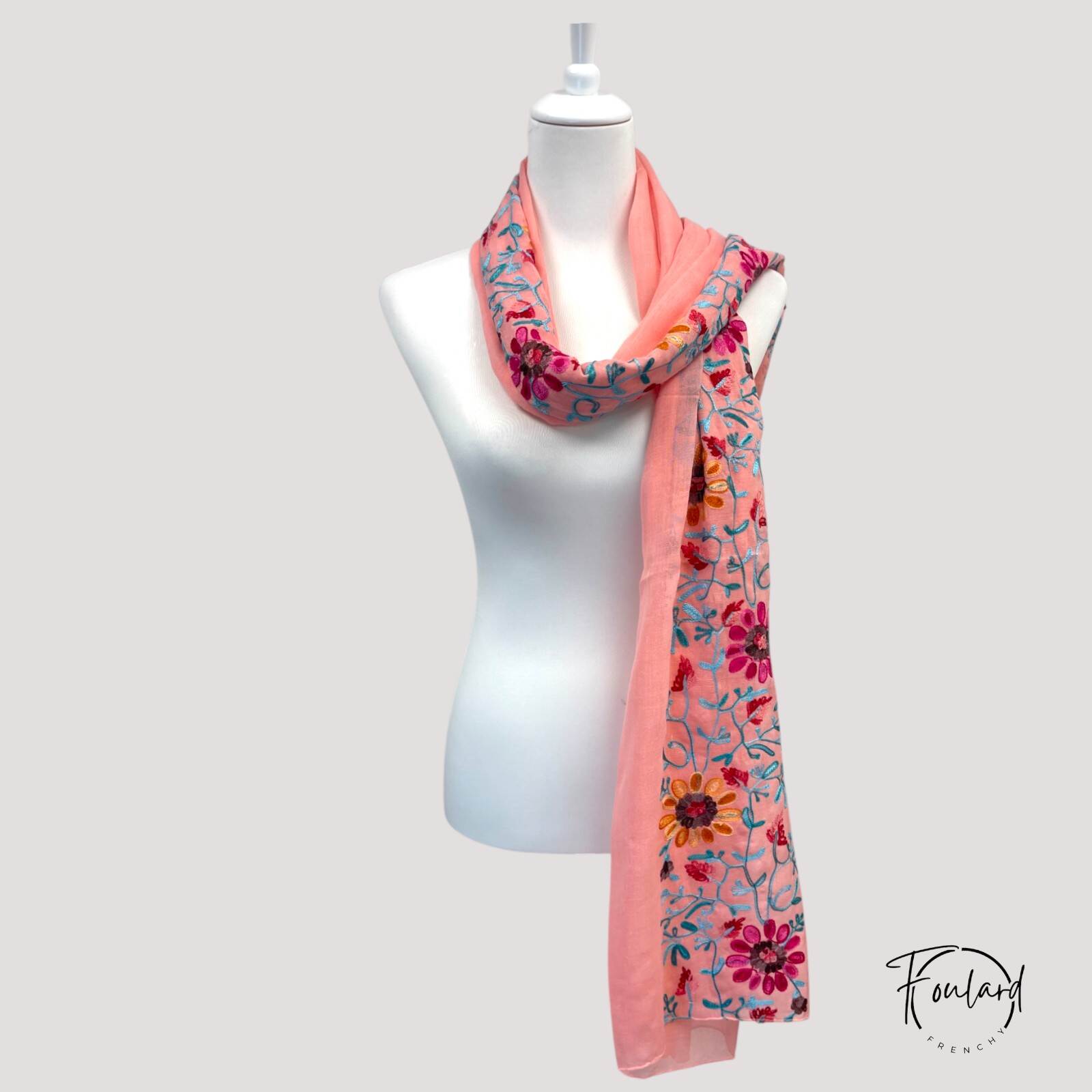 Foulard rose poudré avec broderies florales multicolores