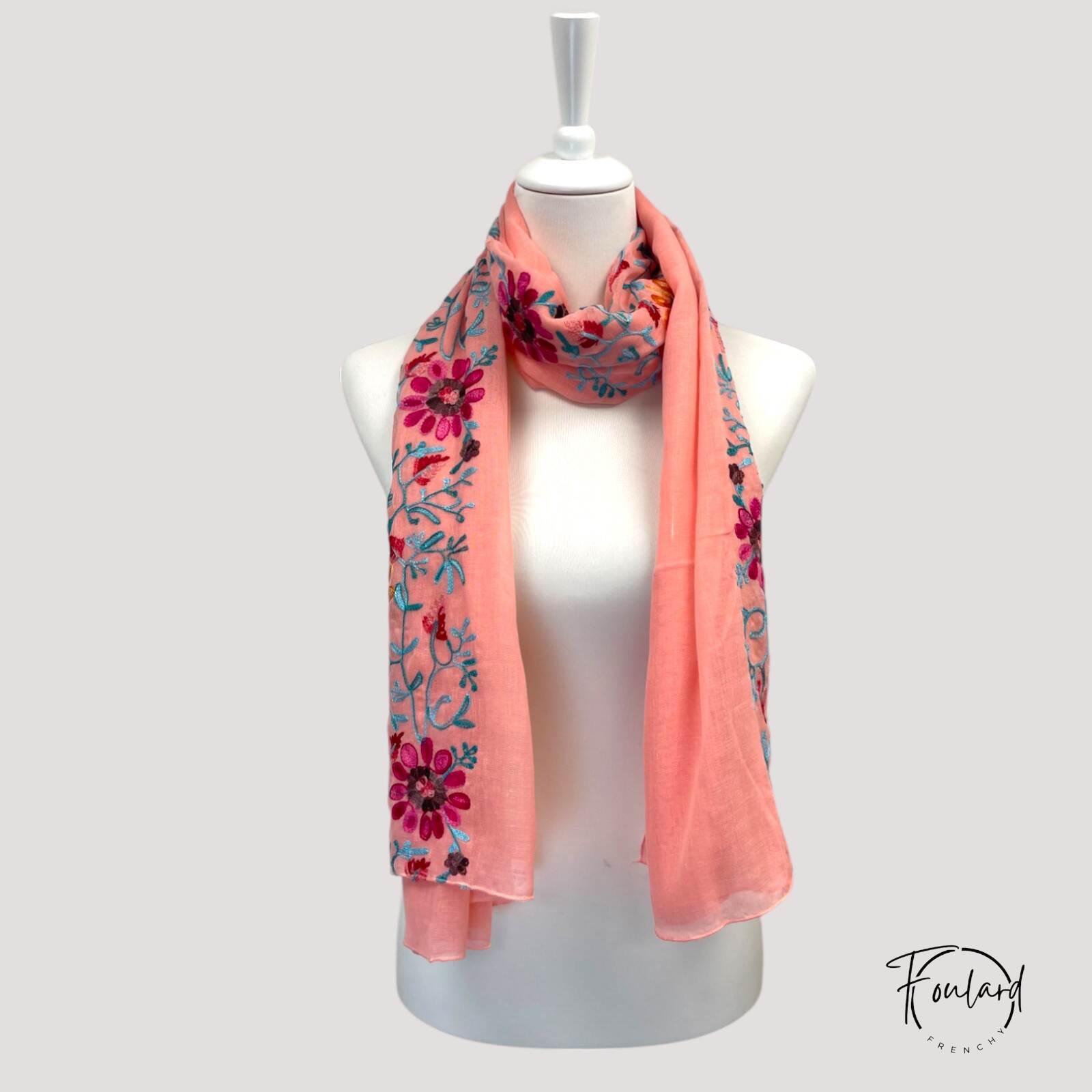 Vue d'ensemble du foulard avec motifs floraux colorés