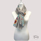 Foulard porté en étole, montrant les motifs floraux