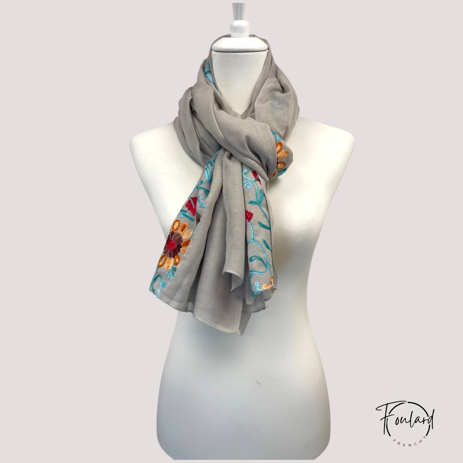 Foulard porté en étole, montrant les motifs floraux