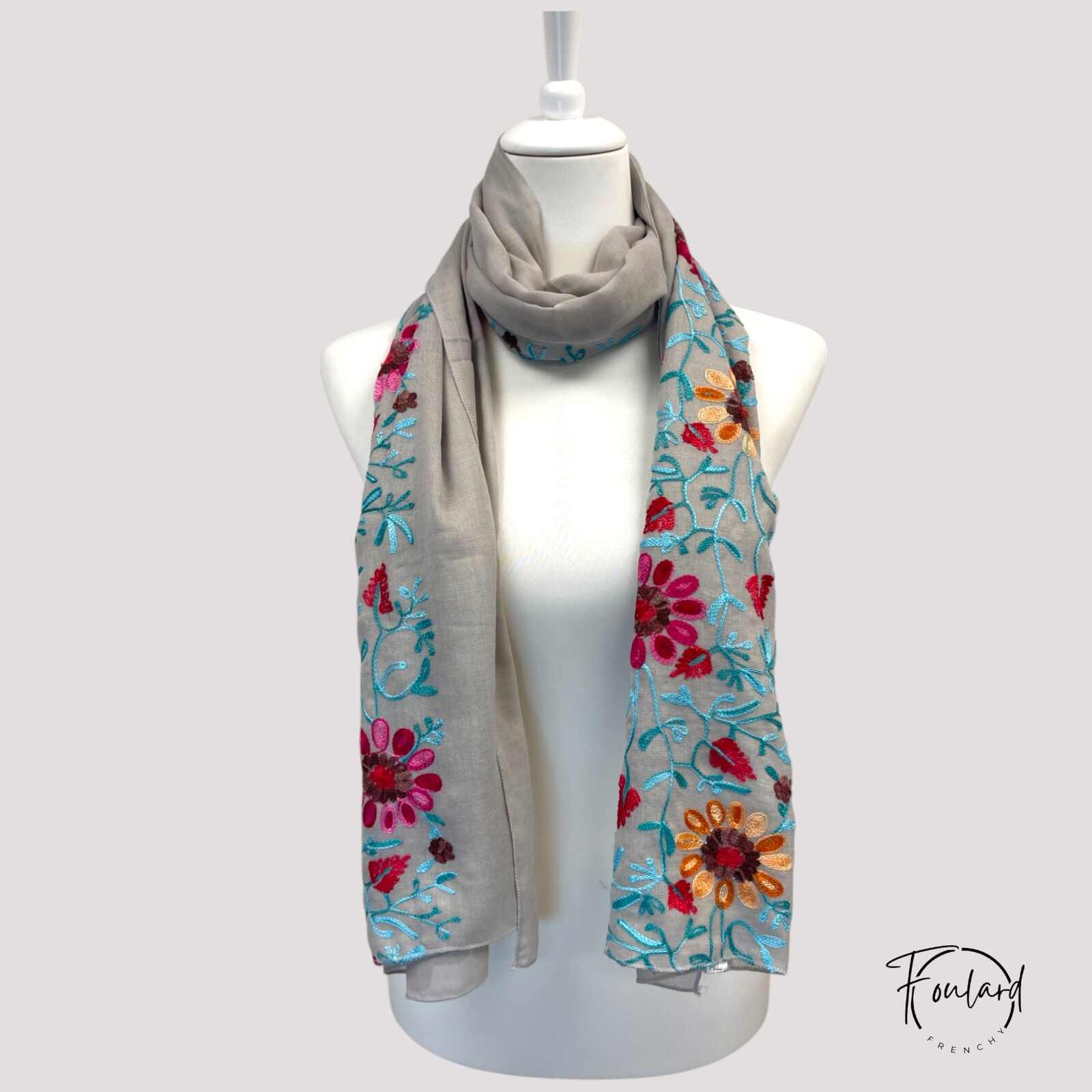 Vue d'ensemble du foulard léger et fluide