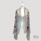 Foulard gris perle avec broderies florales colorées