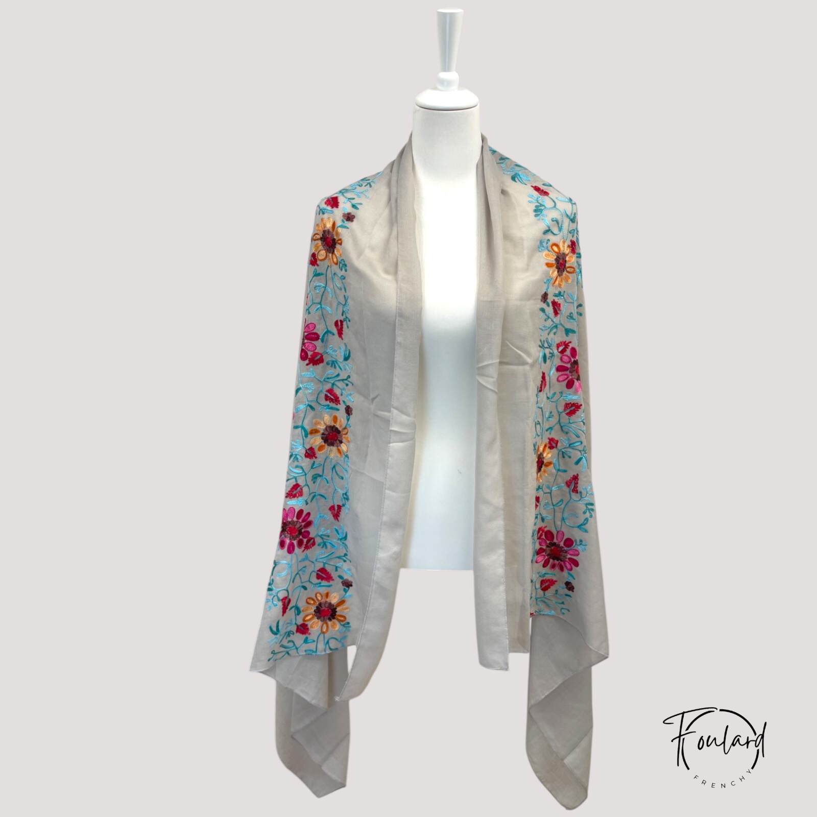 Foulard gris perle avec broderies florales colorées