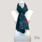 Extrémité du foulard montrant les ourlets et broderies