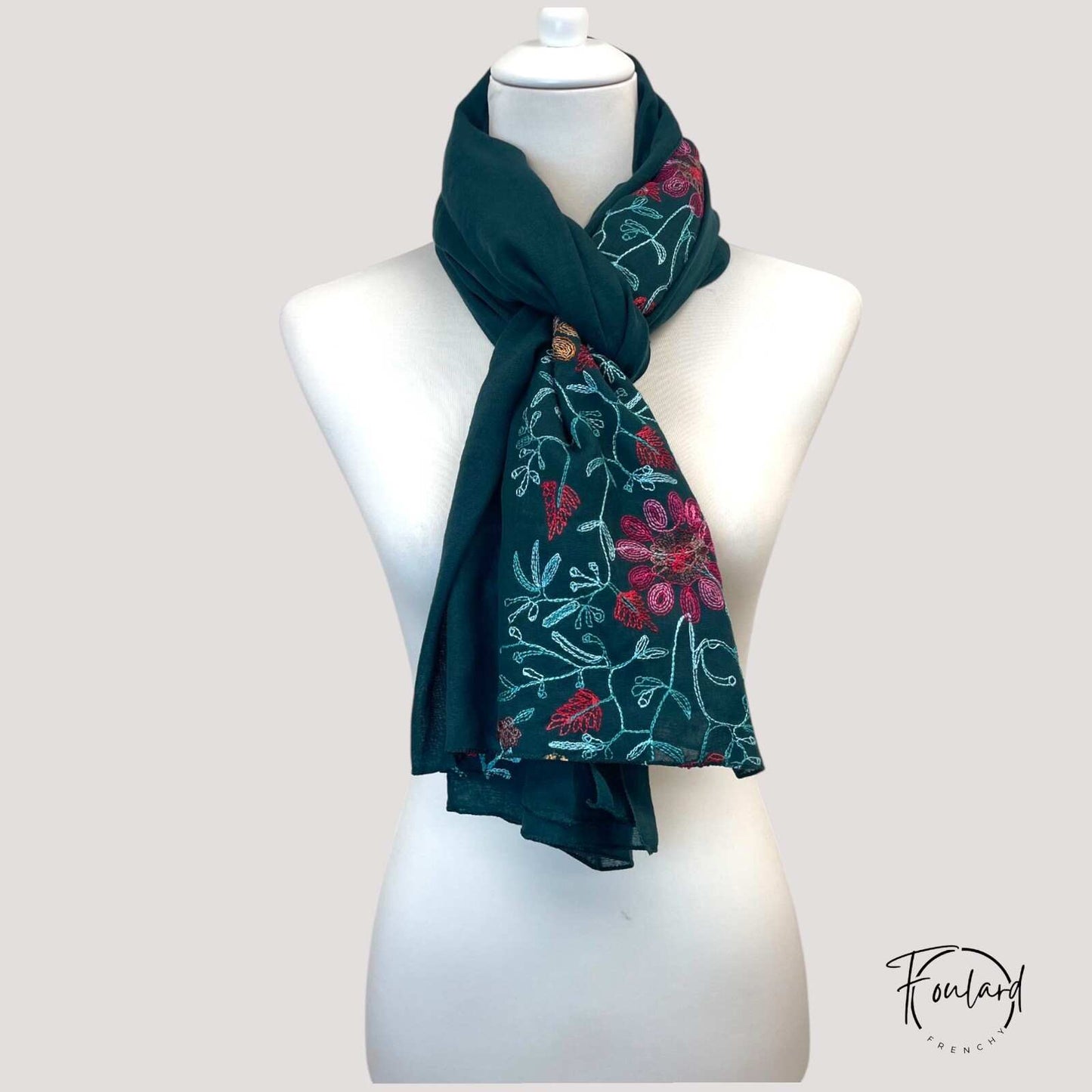 Extrémité du foulard montrant les ourlets et broderies