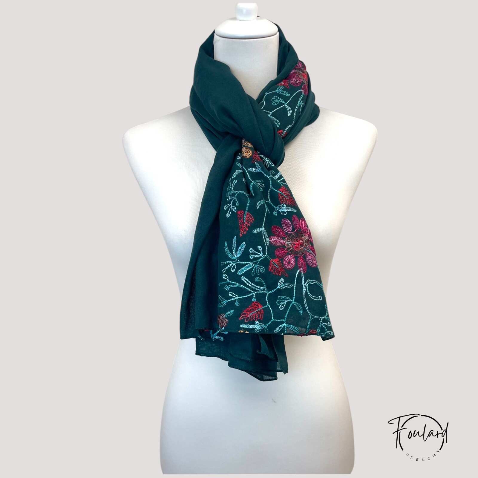 Extrémité du foulard montrant les ourlets et broderies