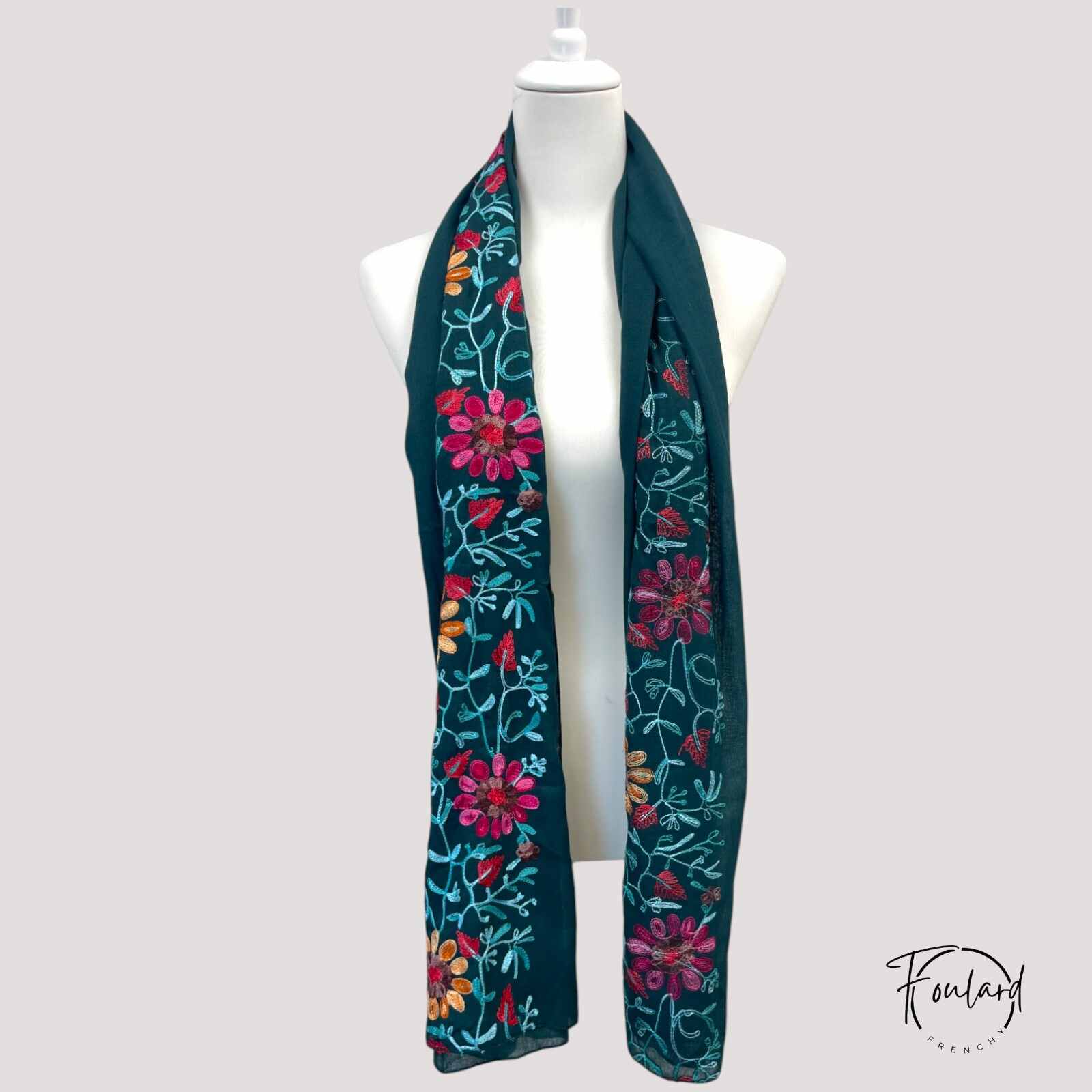 Foulard vert émeraude avec broderies florales colorées