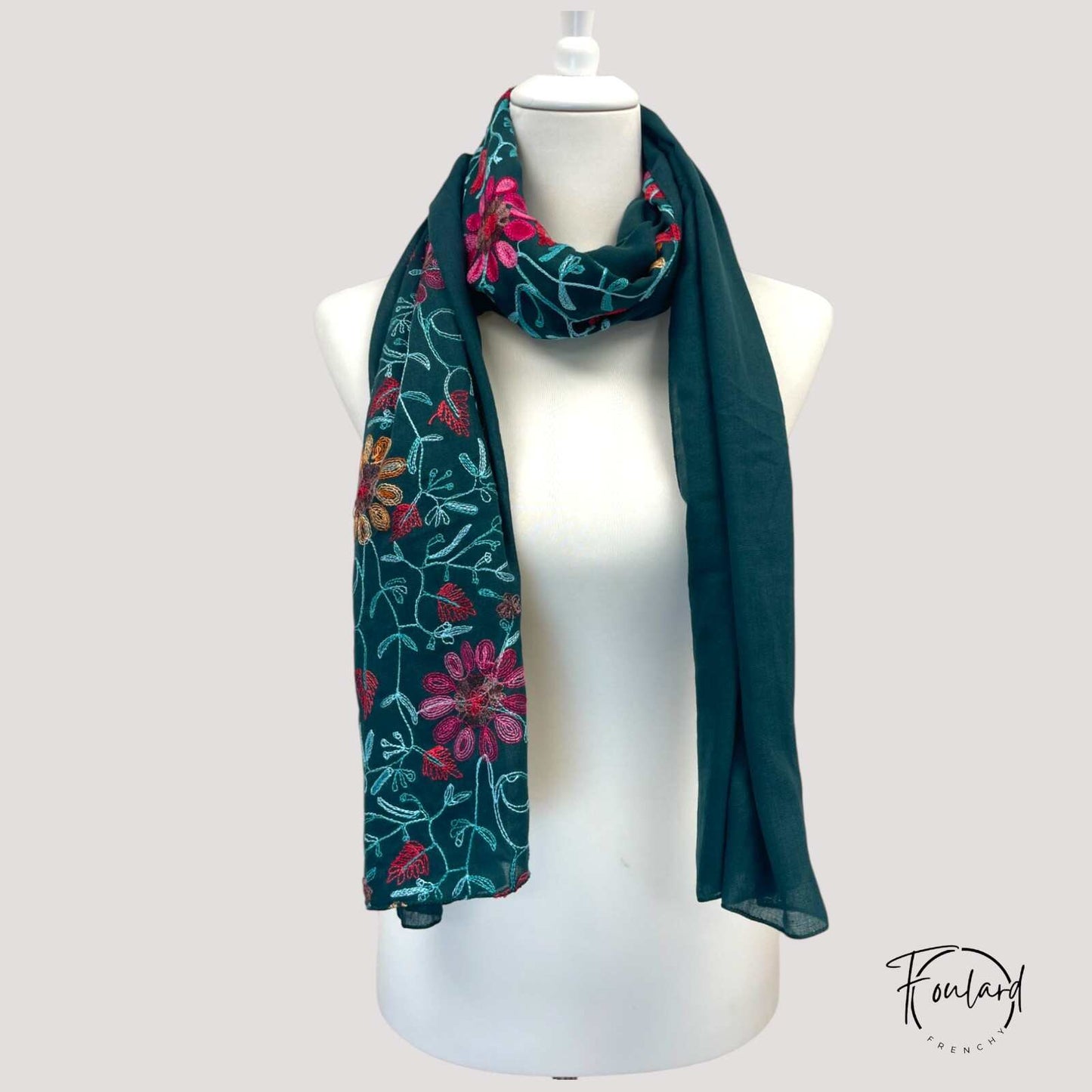 Détail des broderies fuchsia et turquoise sur le foulard