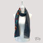Détail des motifs floraux multicolores sur foulard gris