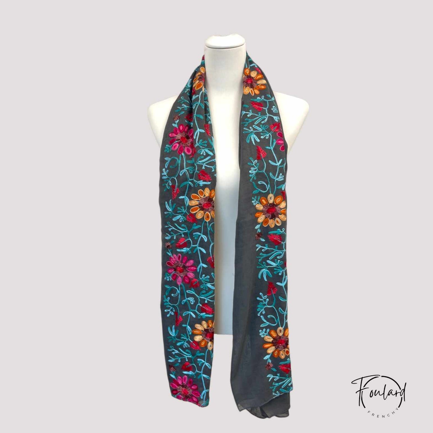 Foulard gris charbon avec broderies florales colorées