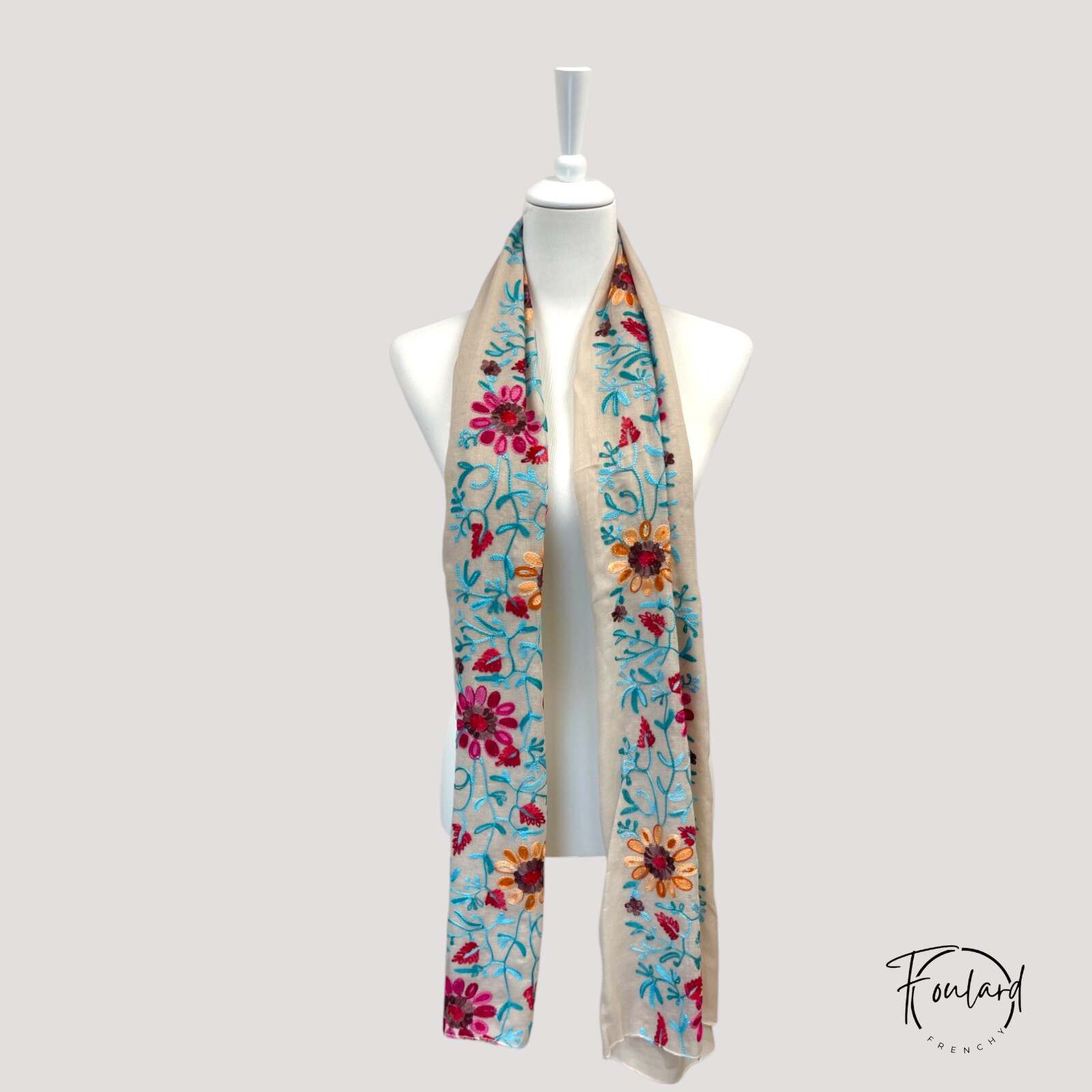 Foulard beige avec broderies florales multicolores