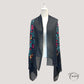Vue de côté du foulard noir, broderies colorées visibles