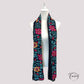 Foulard noir avec broderies florales multicolores en gros plan