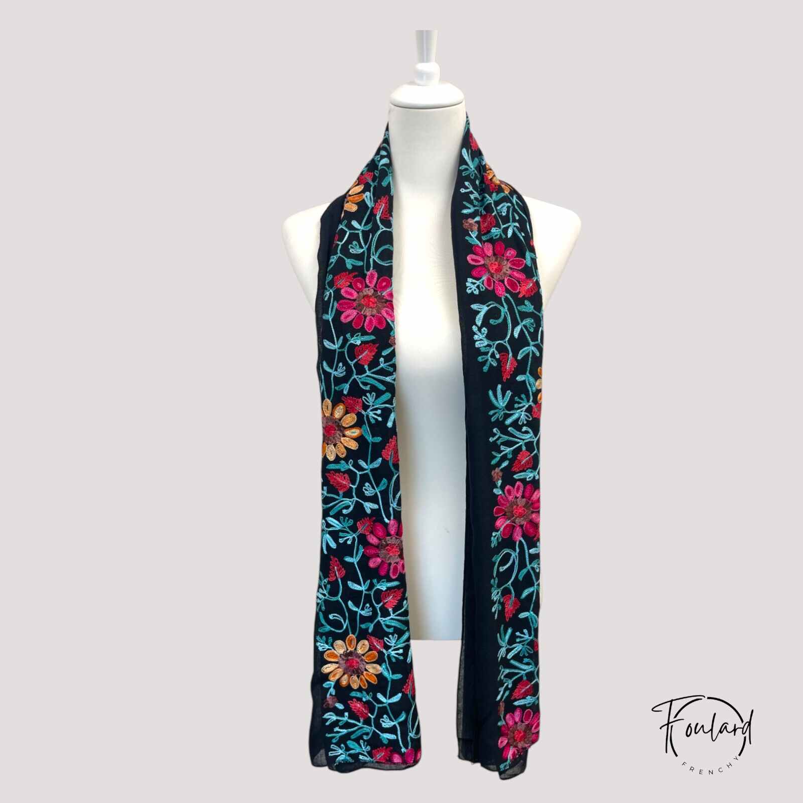 Foulard noir avec broderies florales multicolores en gros plan