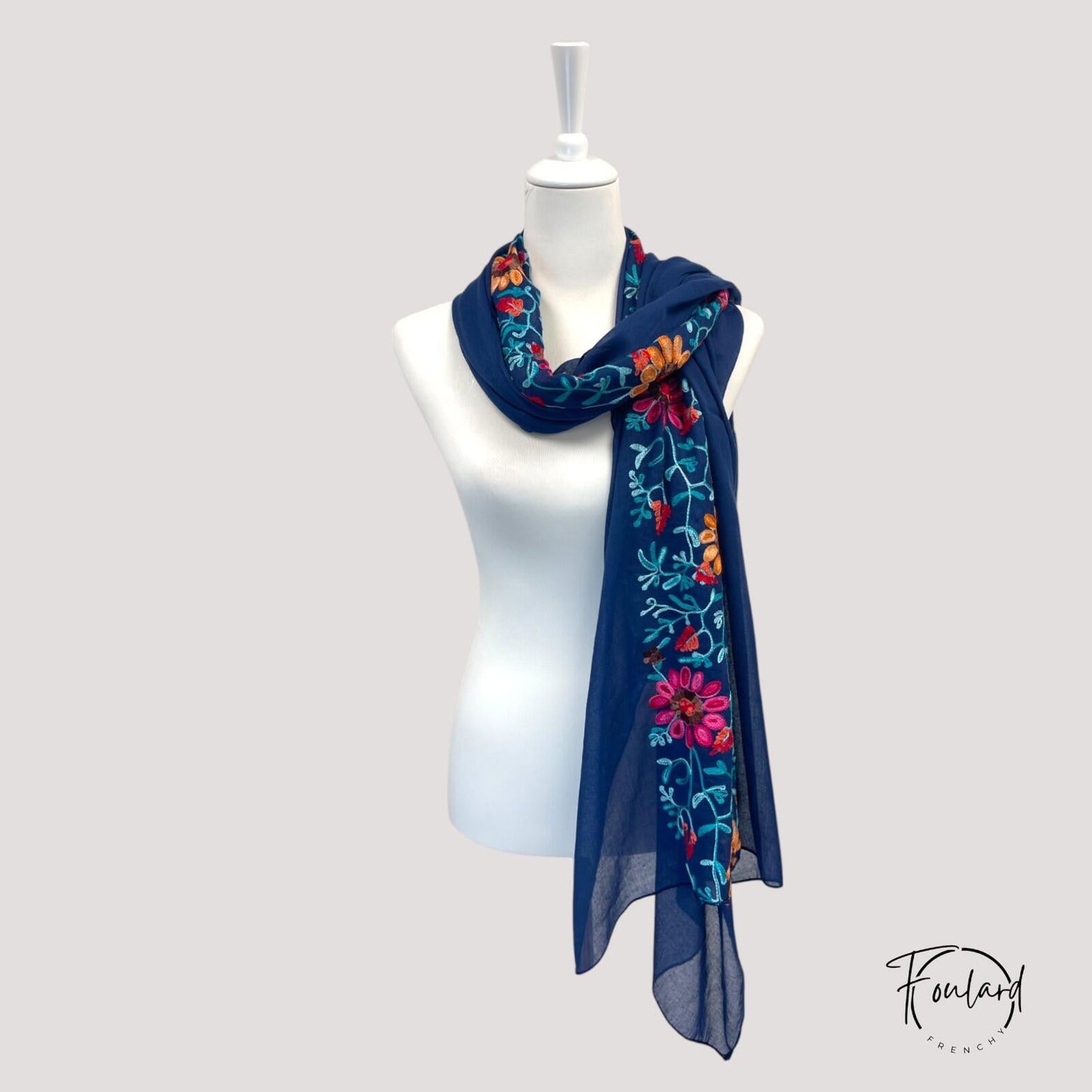 Détail des broderies fuchsia et orange sur foulard