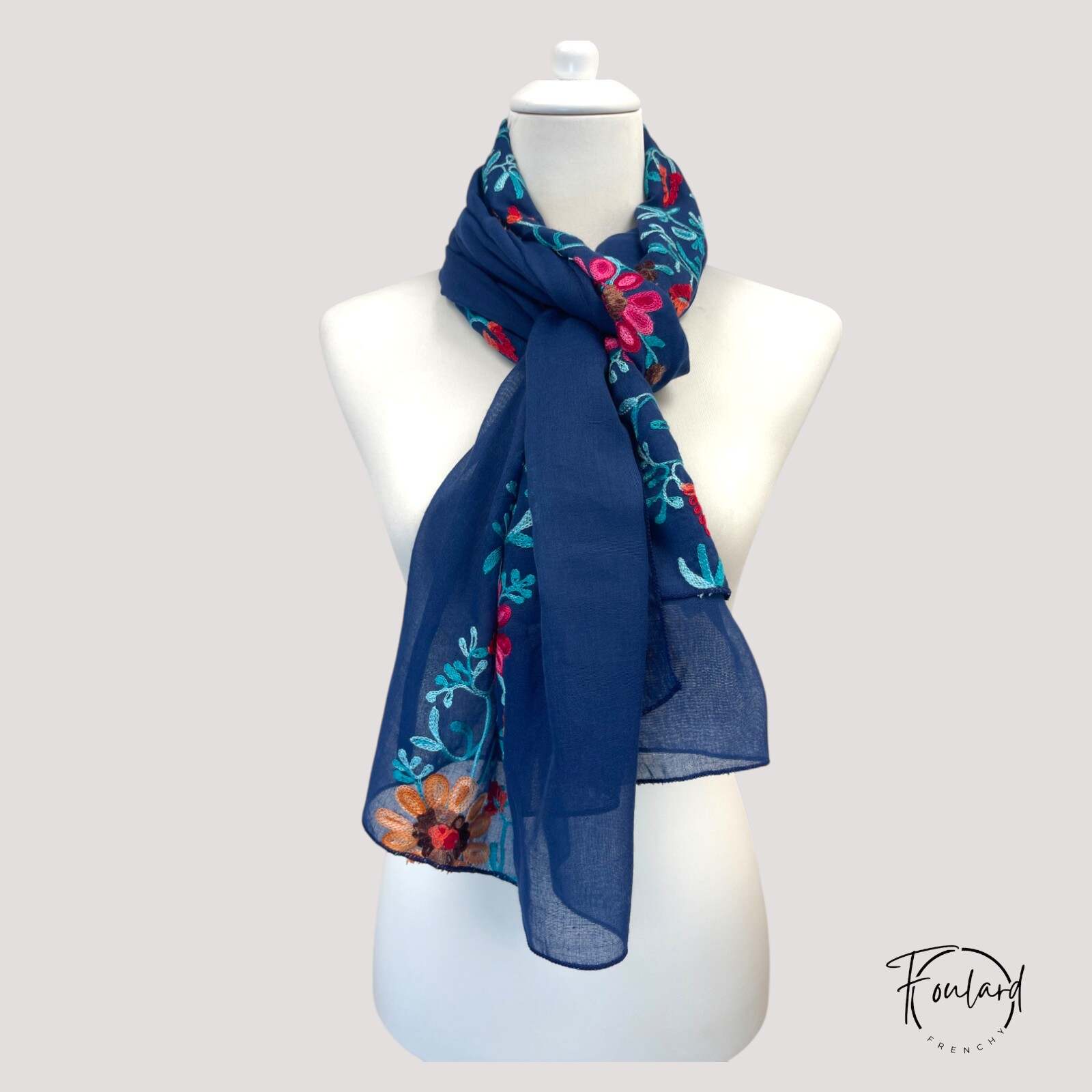 Texture douce et légère du foulard en polyester et coton