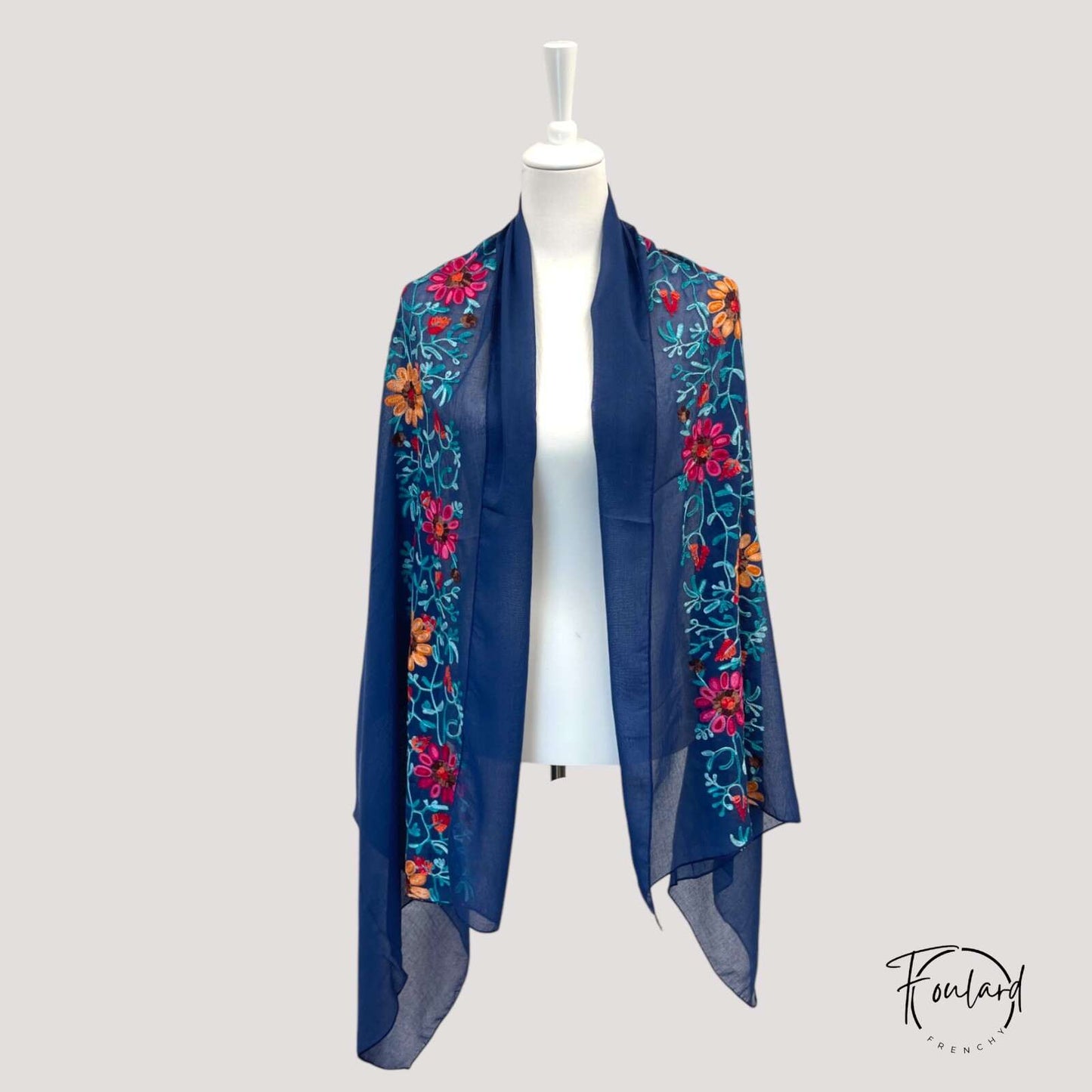 Foulard bleu marine avec broderies florales multicolores
