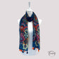 Détail des pompons frangés sur foulard bleu