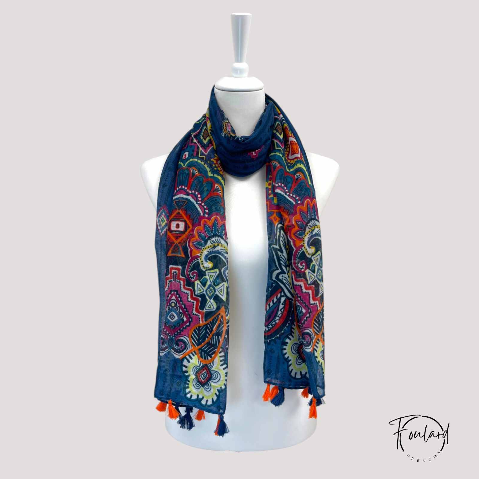 Détail des pompons frangés sur foulard bleu