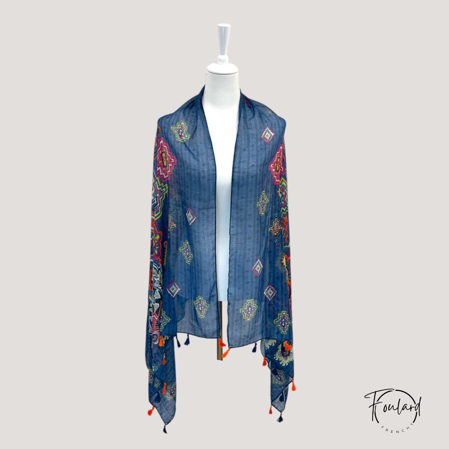 Foulard bleu avec pompons, vue de face