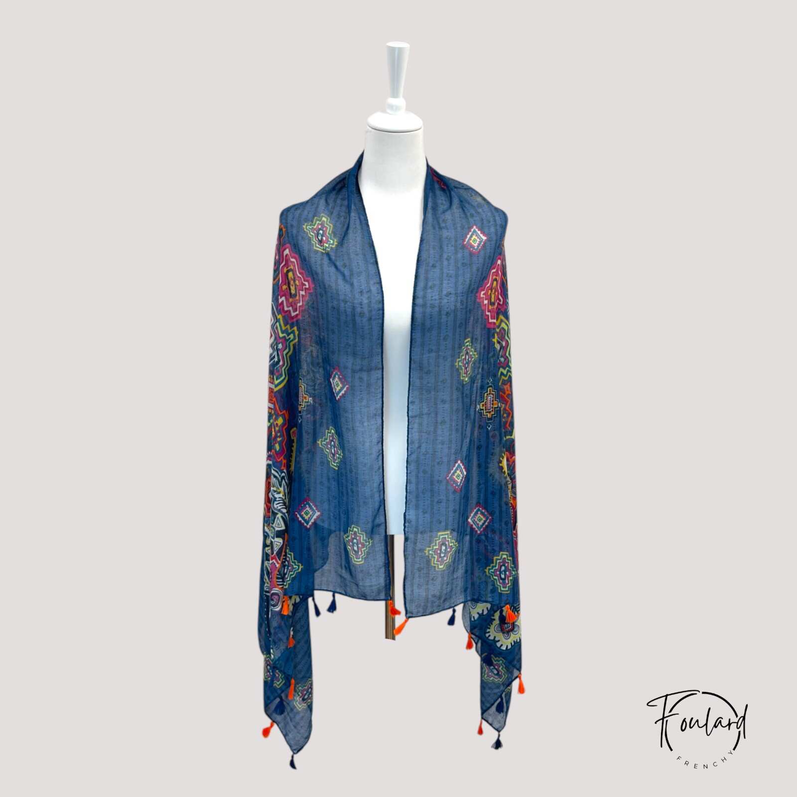 Foulard bleu avec pompons, vue de face