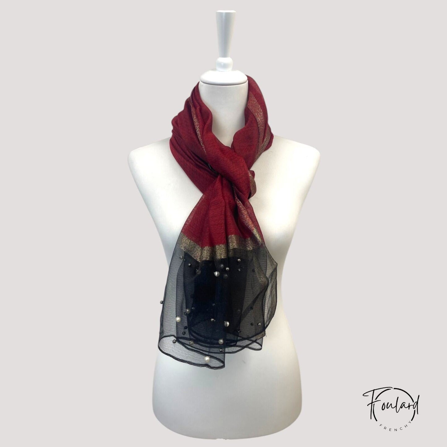 Foulard chic montrant le contraste entre bordeaux et noir