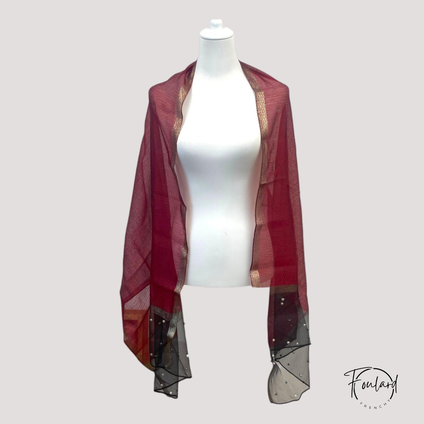 Foulard bordeaux avec bordure dorée et perles noires