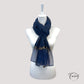 Foulard élégant en voile bleu marine, bande dorée visible