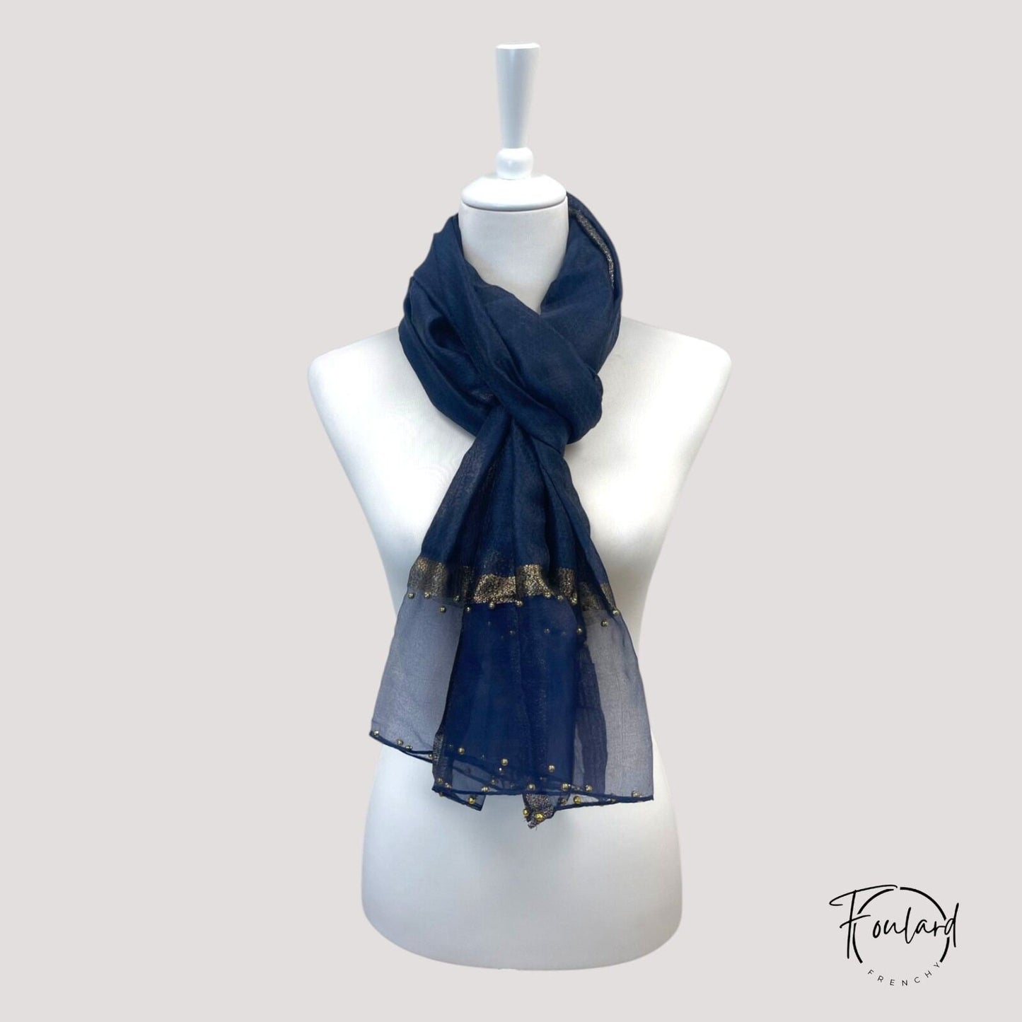 Foulard élégant en voile bleu marine, bande dorée visible