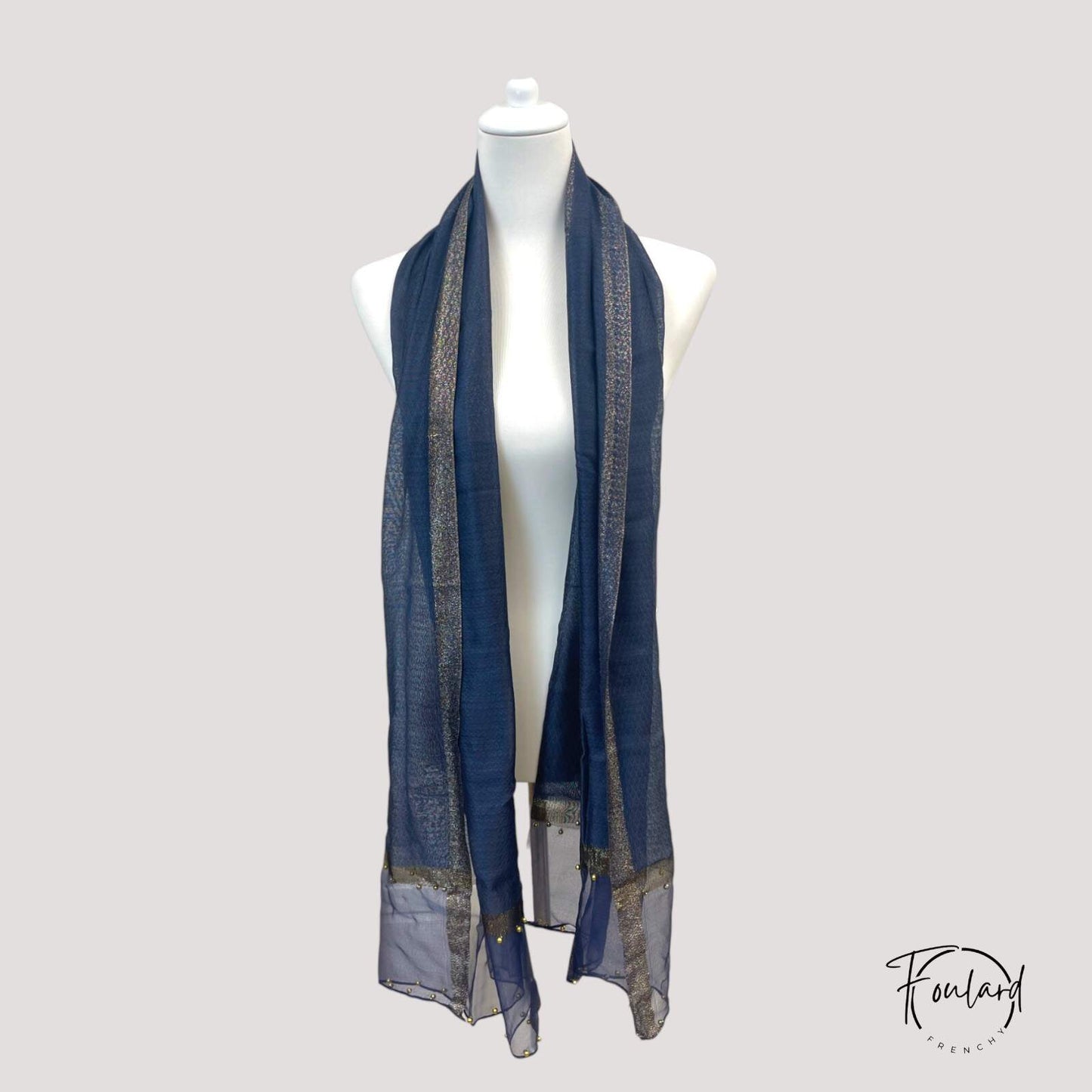 Détail des perles dorées sur le foulard bleu marine