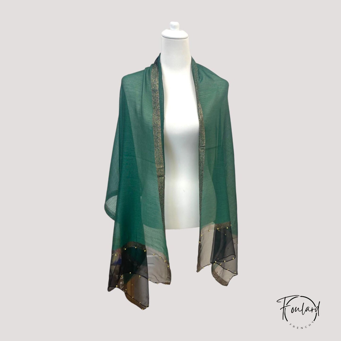 Foulard vert avec perles dorées sur fond blanc