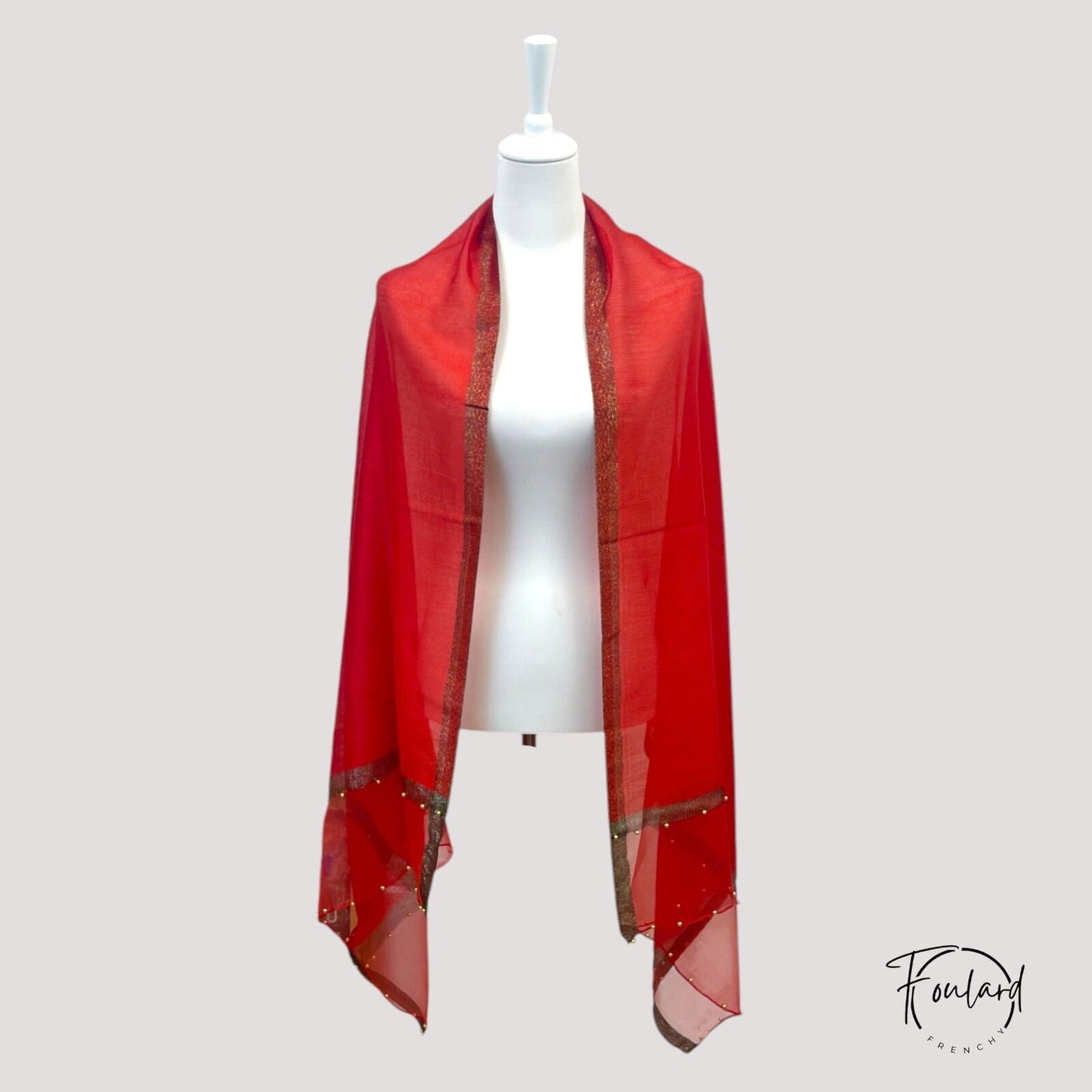 Vue d'ensemble du foulard rouge et doré