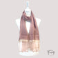 Voile transparent doré sur foulard élégant et fluide