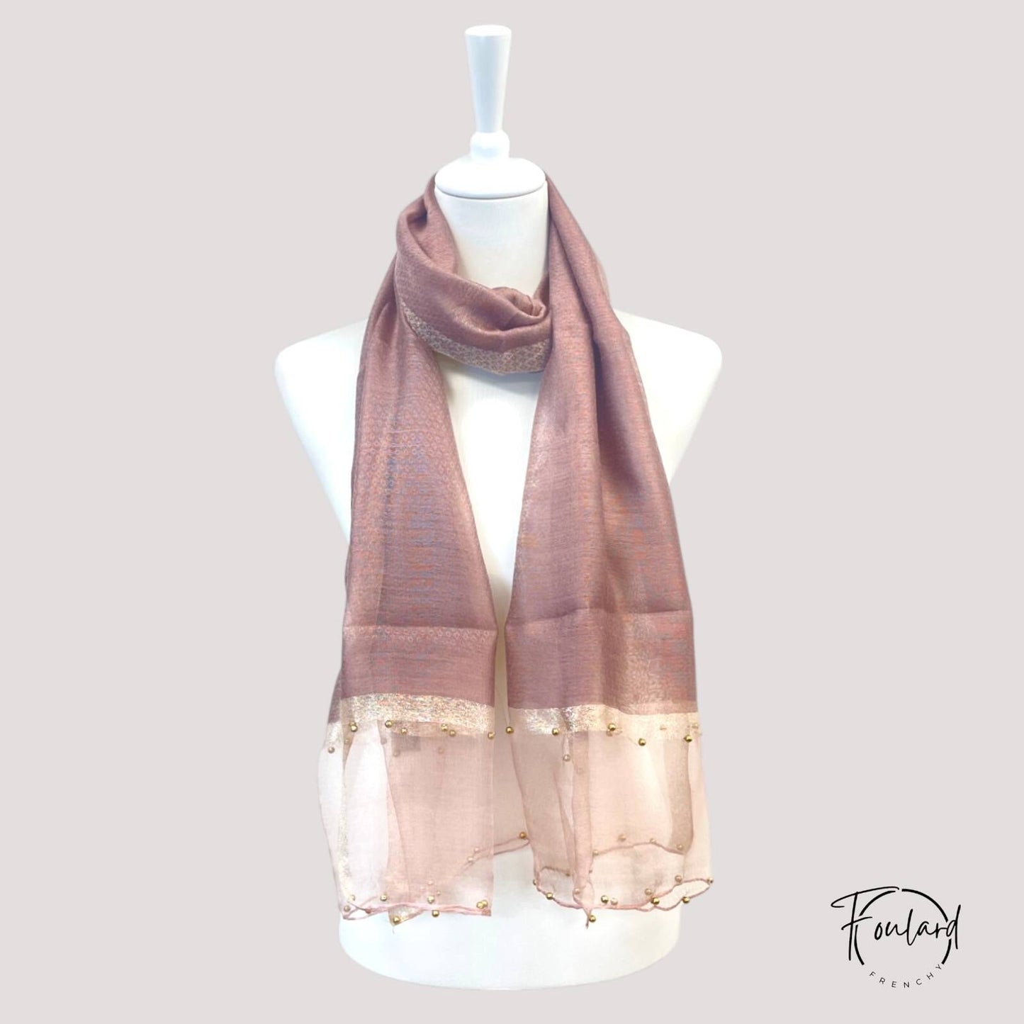 Voile transparent doré sur foulard élégant et fluide