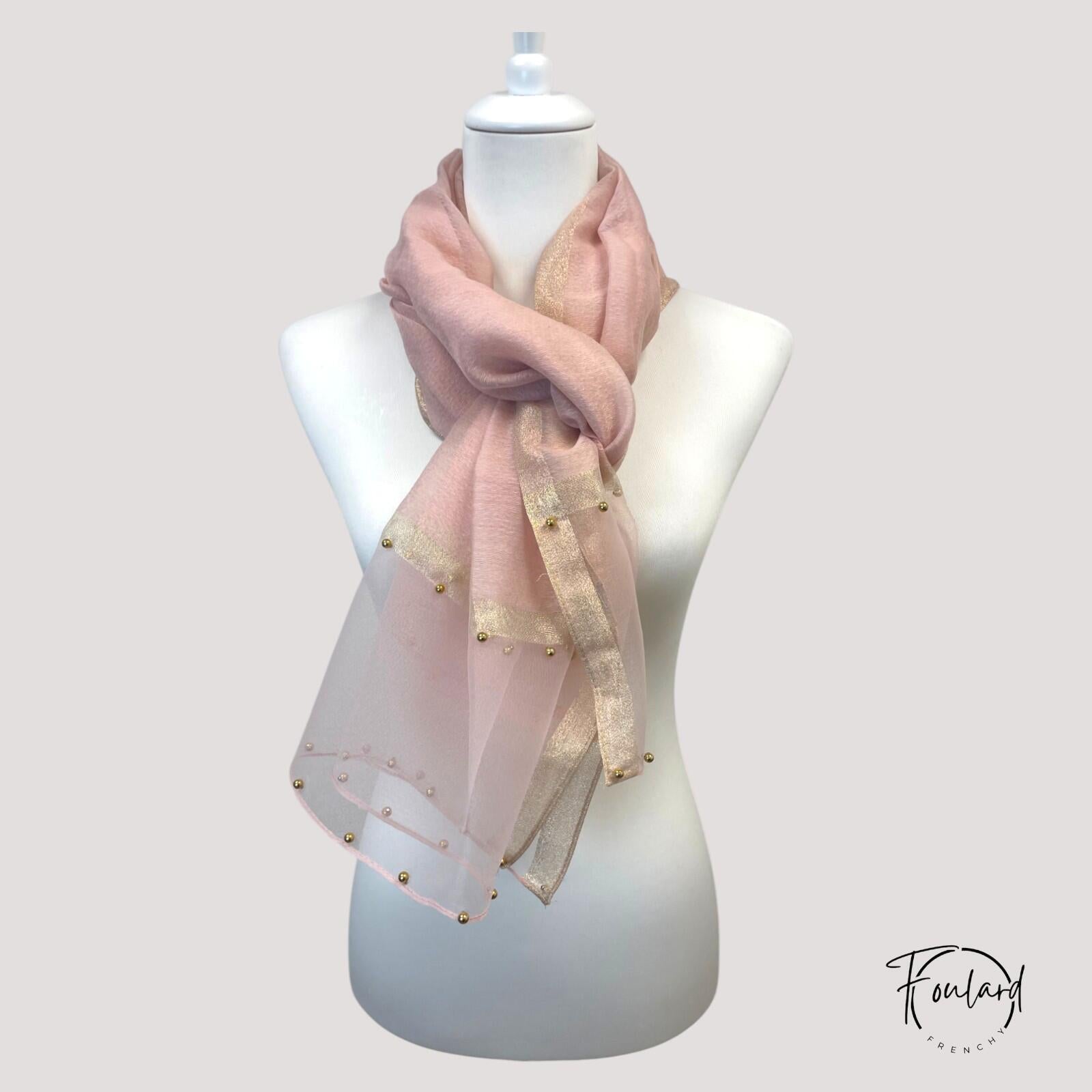 Foulard élégant drapé sur les épaules