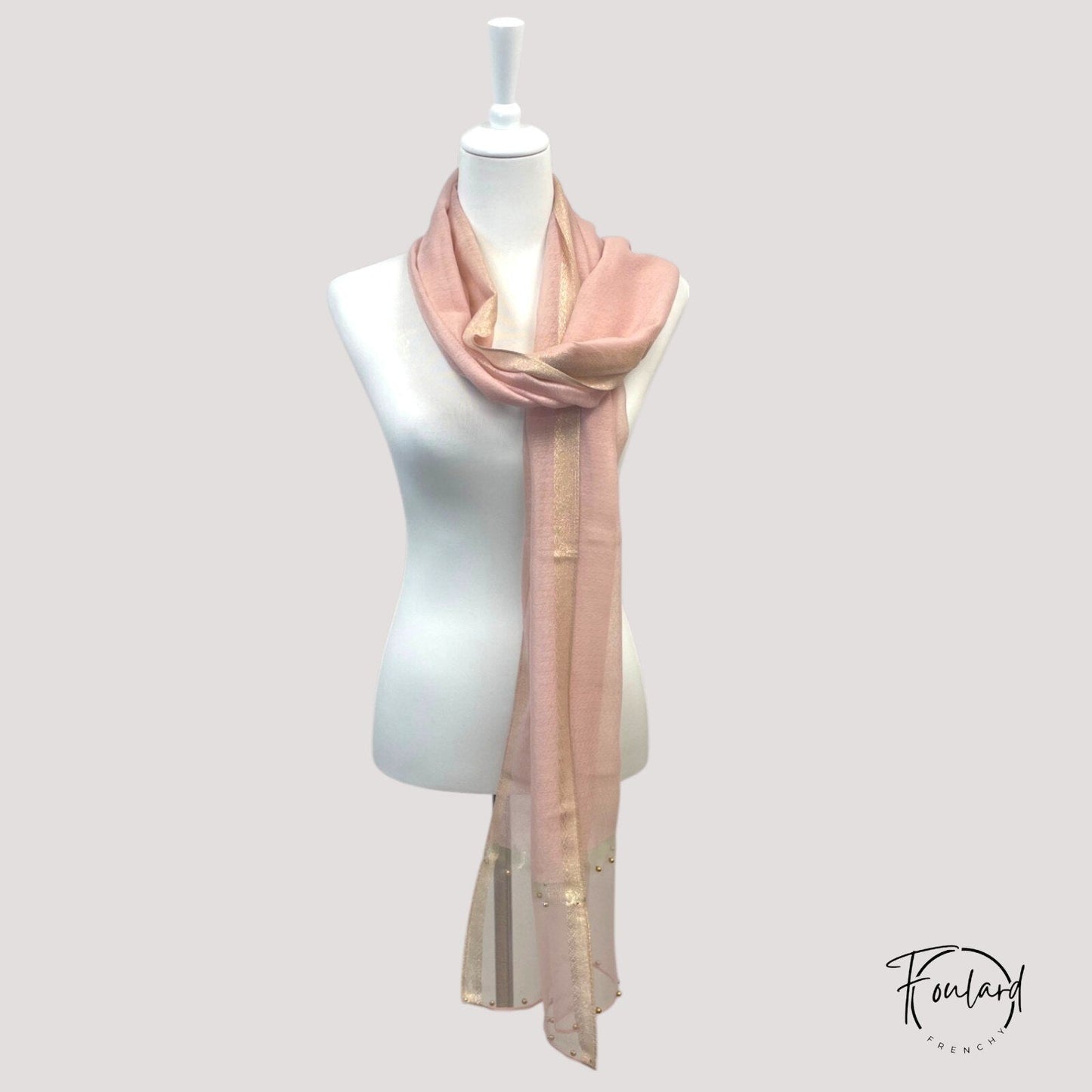 Détail du tissu fluide et perles dorées cousues