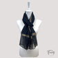 Foulard drapé montrant sa transparence et élégance
