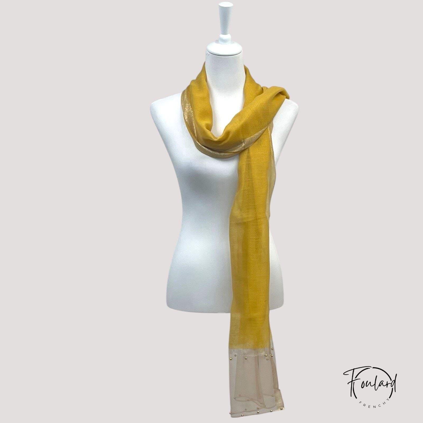 Détail de la bande dorée et perles cousues sur le foulard