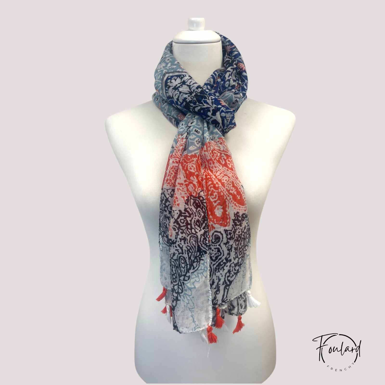 Foulard déployé montrant sa texture satinée
