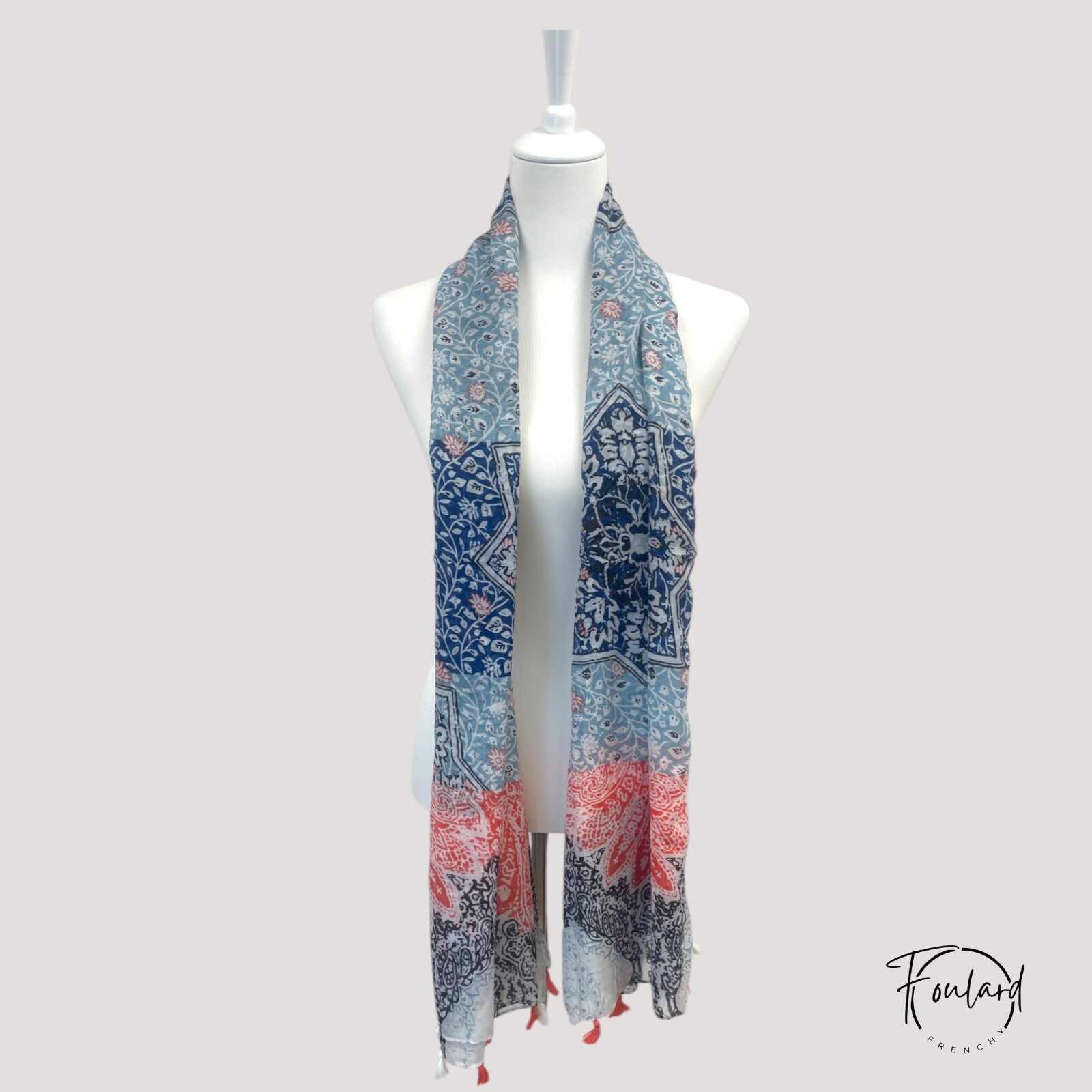 Détail des pompons frangés sur foulard satiné