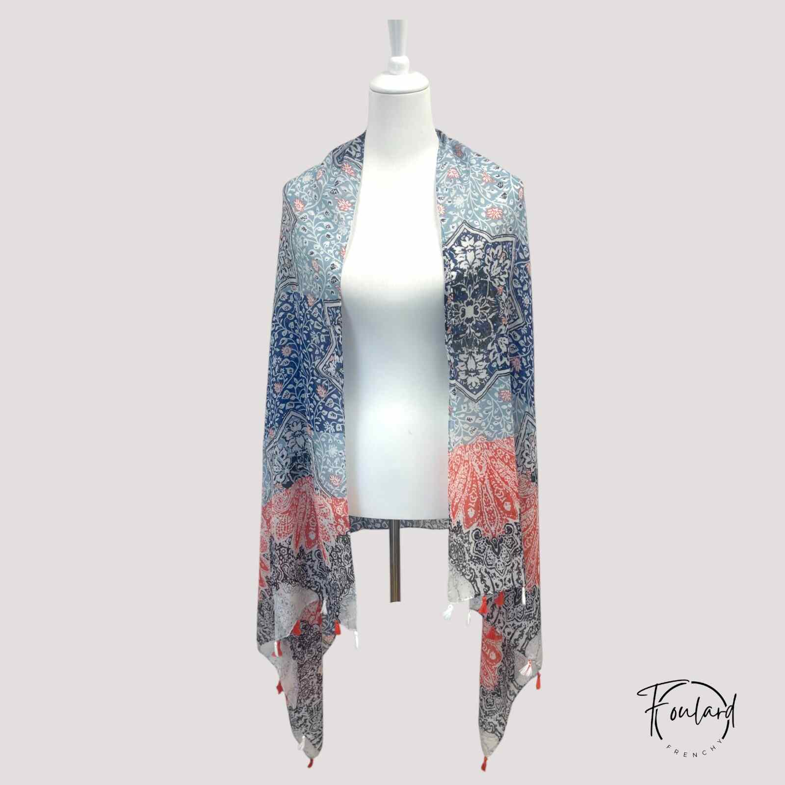 Foulard bleu avec pompons, motif bohème coloré