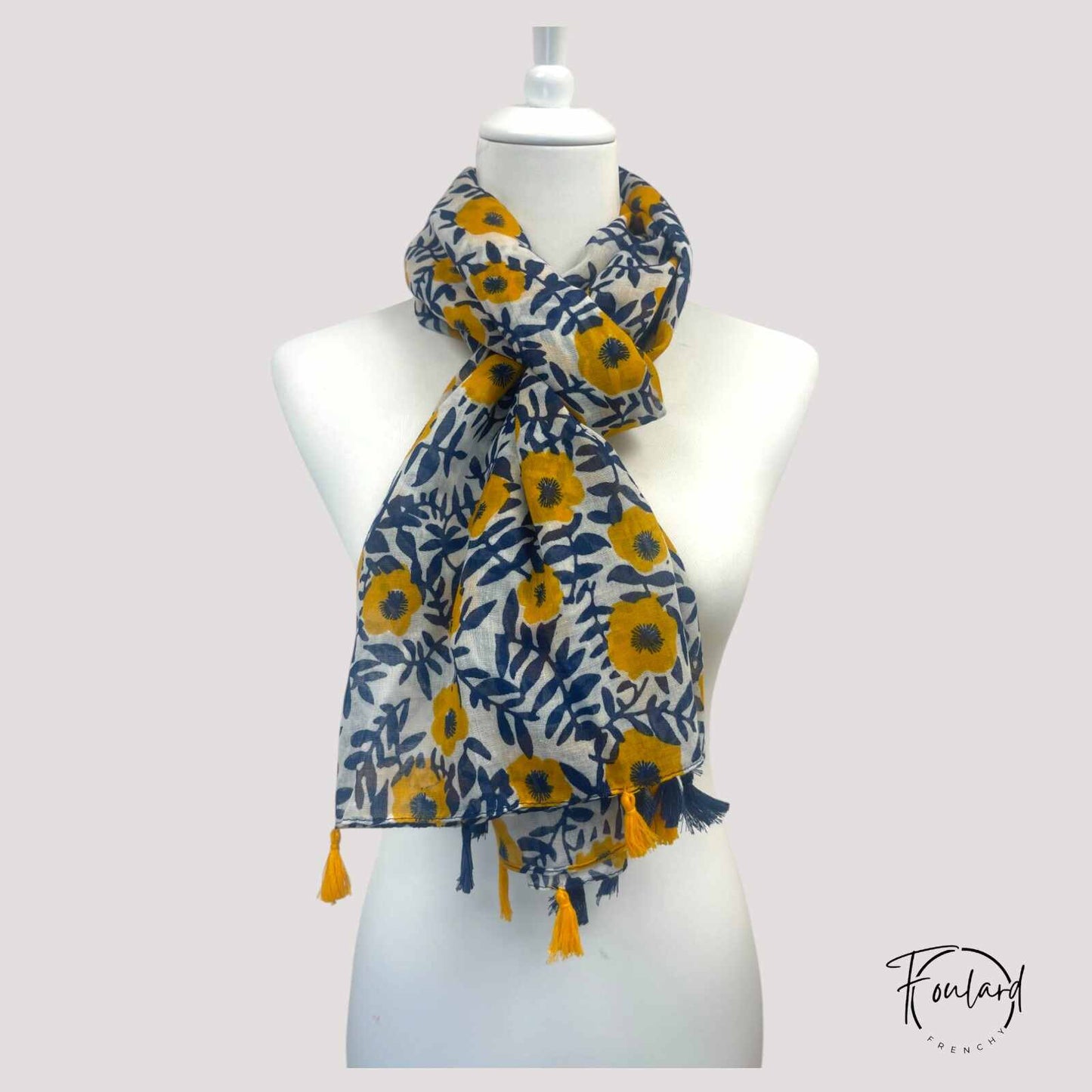Foulard déployé montrant ses motifs colorés et élégants